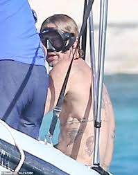 He has received multiple awards, including two golden globe awards and an academy award for his acting. Dgyyxgfj3g7qhm