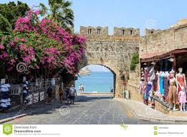 Ihr hotel rhodos bietet ihnen zahlreiche möglichkeiten, ihre freizeit abwechslungsreich zu gestalten. Alter Bogen In Der Alten Wand Von Rhodos Stadt Mit Purpurrotem Bouganvilla Bluht In Rhodos Stadt Auf Rhodos Insel Griechenland Redaktionelles Stockfoto Bild Von Aufbau Platz 100750893
