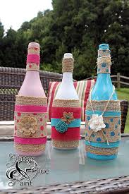 Si eres un consumidor de vino sin lugar a dudas ya te habrás preguntado qué hacer con todos los corchos. 15 Ideas Para Decorar Botellas Usando Yute E Hilo Rustico