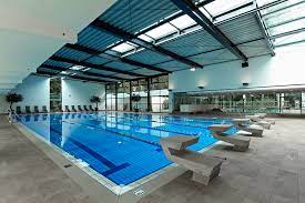 Kinder können sich in pools austoben oder vom meterbrett springen, erwachsene bahnen schwimmen oder in der sauna entspannen. Info Kolnbader Gmbh