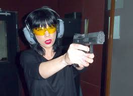 Dans la plupart des pays, le port d'armes qu'elles soient à feu, contondantes ou coupantes. Dj Wanda Trage Cu Pistolul Si Va Avea Permis De Port Arma Adpm