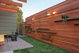 Sichtschutz Zaun Oder Gartenmauer 102 Ideen Fur Gartengestaltung Zaun Dekorationen Moderne Terrassen Gartenmauer