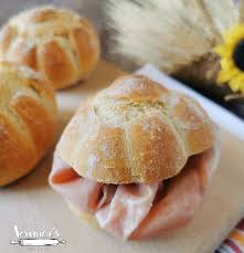 Aug 16, 2014 · con l'aiuto di una spatola trasferite l'impasto sulla leccarda del forno foderata di carta forno e ben infarinata facendo in modo che la parte infarinata sia rivolta verso l'alto. Rosette Di Pane Ricetta Con E Senza Bimby