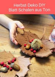 Herbstliche Brauntone Tonschalen In Blatterform Schweizer Familienblog Die Angelones Basteln Herbst Dekoration Lehmschussel Tonschale
