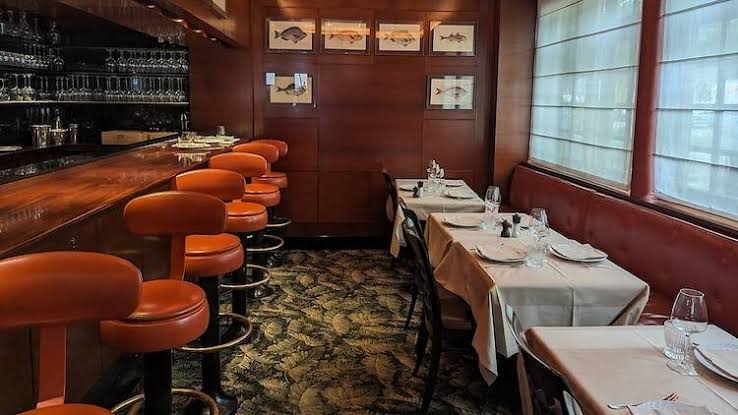 243 Boulevard Raspail – Le premier restaurant de Paris à avoir osé servir le poisson cru dans les années 1960, perpétuant une cuisine de la mer d'une pureté absolue.