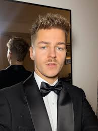 Fiona Vickers (@VickersFiona)