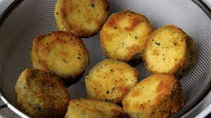 8 fette di pancarrè maxi, 32 rondelle di zucchine (450g), 8 fette di mozzarella di bufala (250g), 4 fette di prosciutto cotto (80g), 60g grana grattuggiato, 2 uova, 150ml latte, sale. Zucchine In Carrozza Stuzzicanti E Pronte In Pochi Minuti