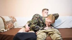 Армии, ребята, решили мастурбировать друг друга, гей-армию, играющие прямые  парни.