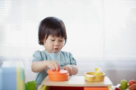 Karena bayi sudah bisa memberikan respon, baik dengan tertawa, tersenyum, sampai mulai berceloteh sendiri. Perkembangan Bayi 14 Bulan Si Kecil Sudah Bisa Apa