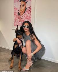 24 204 864 tykkäystä · 1 884 797 puhuu tästä. Kylie Jenner Squats For Mirror Selfie Wearing Gold Psychedelic Outfit And White Ankle Boots Daily Mail Online