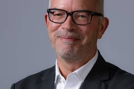 McQueen går efter markedsandele med farveskiftende gin