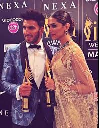 Deepika padukone, 5 ocak 1986 tarihinde danimarka'nın kopenhag şehrinde dünyaya gelmiştir. Deepika Padukone Ranveer Singh Wedding Star Couple Hosts Guests In Style At This Price At Villa Del Balbianello Zee Business