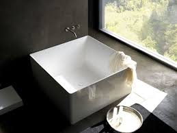 Acquista la tua vasca da bagno moderne, al trasporto ci pensiamo noi! Vasca Da Bagno Quadrata 20 Modelli Da Appoggio E Da Incasso Mondodesign It Piccola Vasca Da Bagno Bagni Quadrati Vasche Piccole