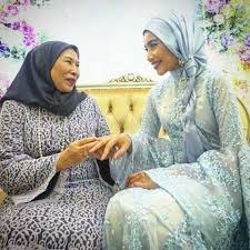 Sebaik saja gambar pernikahan yuna dan juga suami, adam sinclair tersebar di laman sosial, tidak dapat dinafikan ramai warga laman sosial yang jatuh hati dengan apa yang menariknya, anda boleh memancing dan makan ikan di kolam tersebut. Alhamdulillah Yuna Selamat Viral Media Johor Facebook