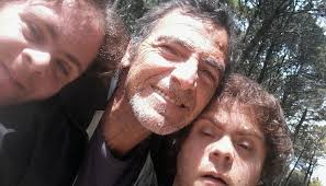 Artista nacional y twiteador a cuentagotas. Gustavo Garzon Mis Hijos Me Piden Ir A La Tumba De Su Mama Para Encontrarse Con Ella