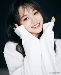 Zheng shuang sued by jade lover producers, zhang heng glad that visa has been approved february 25, 2021 chase shê the brouhaha over zheng shuang 's surrogacy and abandonment scandal may have waned, but the divorce and custody battle with her ex zhang heng continues to rage on. Zheng Shuang Who Is In Love With The Business Looks So Cute In Three Consecutive Shots And His Red Lips Are Bright And White Daydaynews