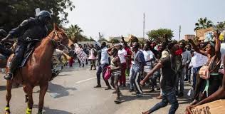 Disseram que a manifestação não pode ocorrer porque viola o decreto presidencial que atualiza a situação de calamidade pública e entrou em vigor hoje, mas estão a violar a constituição, afirmou o deputado. Policia Impede Manifestacao Em Luanda Com Confrontos E Gas Lacrimogeneo Ver Angola Diariamente O Melhor De Angola