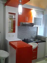 Pilihan warna putih pada dapur menjadi opsi klasik, seluruh dapur mulai dari meja dapur, kitchen set, dan lainnya berwarna putih. Inspirasi Dapur Kecil Minimalis Untuk Space Terbatas Beri Mardiansyah
