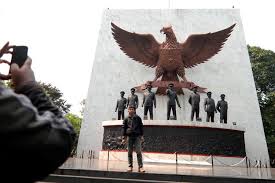 Dasar negara, dalam istilah belanda, disebut dengan philosophisce grondslag yang diartikan sebagai norma dasar yang bersifat filsafati. Hubungan Dasar Negara Dan Konstitusi Halaman All Kompas Com