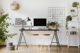 Masukkan kaca dalam daftar barang yang harus dibeli saat kamu ingin dekorasi ruang kantor sempit menjadi lebih luas. 7 Cara Mendekorasi Kantor Di Rumah Agar Produktif Saat Wfh