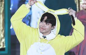 Find funny gifs, cute gifs, reaction gifs and more. Reactii Bts Jhope Cute J Hope Cute Gif Cute Gif