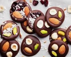 Mendiants Chocolates Aux Amandes Pistaches Et Noisettes Recipe In 2020 Homemade Chocolate Food Desserts