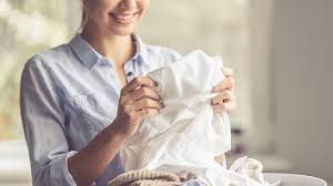 Faites tremper le jean dans l'eau chaude additionnée du contenu de la moitié d'une bouteille d'eau oxygénée de 30. 6 Astuces Pour Blanchir Le Linge Deteint Jauni Et Terne Mamie Co