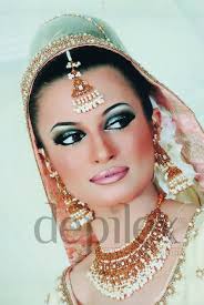 Our online beauty parlour services at your home will prove to be one of the most satisfying experiences of your life. Diplex Parlor Bridal Makeup Saubhaya Makeup