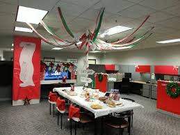 If you and your team are constantly cramped in a dark, unorganized space, then you can't hope to get very much accomplished. 60 Gorgeous Office Christmas Decorating Ideas Detectview