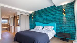 Dans cette discrète maison du cap d'antibes réinventée par bernard fauroux, architecte, la couleur s'inscrit via une sélection pointue d'objets et de meubles design. Philippe Mallorca Architecte D Interieur A Nice Et A Cannes