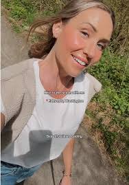 Holly Edmonds's Instagram, Twitter & Facebook