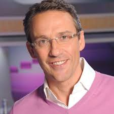 Julien courbet devient rapidement le poulain du producteur gérard louvin qui le fait venir sur tf1 julien courbet se marie en juillet 1998 avec catherine ; Julien Courbet News Pictures Videos And More Mediamass