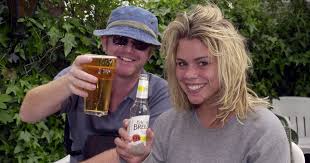 Billie piper with comb hands and cat hairs. Aw Diiqss6vk M