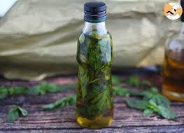 Huile Au Basilic Maison Recette Ptitchef Receita Em 2020 Garrafas De Azeite Azeite Aromatizado Ideias De Receita
