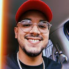 Nelida Castro's Instagram, Twitter & Facebook