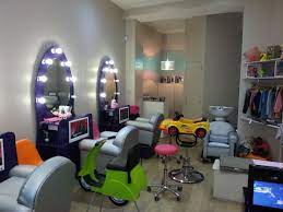 Nous Avons Teste Le Salon De Coiffure Pour Enfants 123 Ciseaux A Paris Pratiq Salon De Coiffure Pour Enfants Salon De Coiffure Enfants Salon De Coiffure