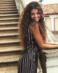 Quelle Coupe Pour Mes Cheveux Boucles Planity Le Mag Cheveux Frises Longs Cheveux Enroules Cheveux