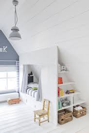 Kleines Kinderzimmer Mit Schrage Helle Kinderzimmer Kinder Zimmer Klappbett