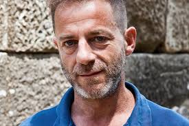 Έχει σπουδάσει στη φιλοσοφική σχολή του πανεπιστημίου αθηνών και στη δραματική σχολή του εθνικού θεάτρου. O Dhmhtrhs Lignadhs Sto Timoni Toy E8nikoy Art Play