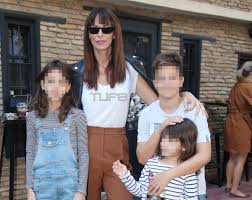 Το ζευγάρι κάνει διακοπές με την οικογένειά του και αγαπημένα πρόσωπα. Mpetty Maggira E3odos Sto 8eatro Mazi Me Tis Kores Ths Pics