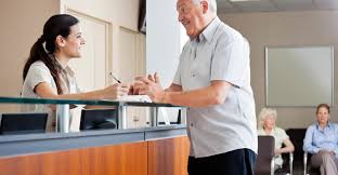 Si vous n'avez pas eu l'opportunité de suivre une formation professionnelle classique de type universitaire ou tout au moins d'obtenir un niveau licence avec un bac + 3, cela ne veut pas pour autant dire que vous êtes condamné à des emplois précaires et à faible rémunération toute votre vie. Hotesse D Accueil Sans Diplome Les Opportunites Possibles