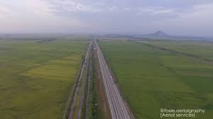 Homestay anjung malinja dikelilingi sawah padi yang luas,gunung jerai dan laut yang biru.sesuai bagi mereka yang inginkan aktiviti luar seperti mem. Sawah Padi Kedah Aerial View Part 1 Youtube