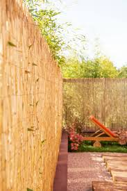 Tonalites Automnales Et Mordorees Composent Une Ambiance Chaleureuse Canisses En Osier Ponton En Bois Exotique Cabanes Relo Bois Exotique Exterieur Canisse