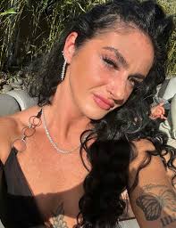 Hi there! I'm a passionate 19 year old artist