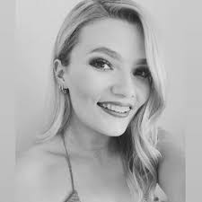 Caroline Lowry (@Carolinee_lowry)