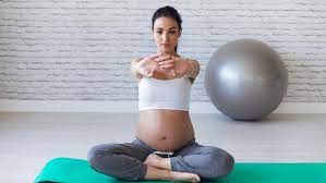 Yoga, merupakan olahraga yang baik dan dianjurkan untuk ibu hamil. Prenatal Yoga Manfaat Dan Tips Aman Melakukannya