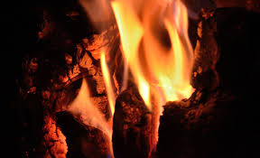 En este ejemplo, el gran horno revestido en piedra, le aporta mucha personalidad a la cocina de madera con notas brillantes de acero inoxidable provenientes de los electrodomésticos. El Horno De Lena Y La Cocina A Fuego Lento