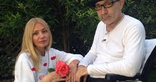 Дружина харківського міського голови геннадія кернеса, якого сьогодні поховали, оксана гайсинська опублікувала зворушливе відео з церемонії прощання з чоловіком. Svqiim1ij 3w5m