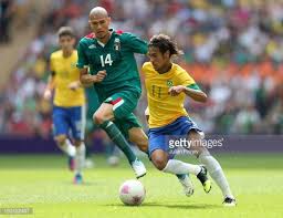 Bóng rổ ban đầu được chơi với một quả bóng đá.vào thời điểm đó, những quả bóng tròn từ bóng đá đã được tạo ra với một bộ dây buộc để đóng lỗ cần thiết để chèn túi bàng quang bơm hơi sau khi các đoạn khác của vỏ bóng được lật ra bên ngoài. 16 Ä'á»™i Tham Dá»± Mon Bong Ä'a Nam Olympic 2016