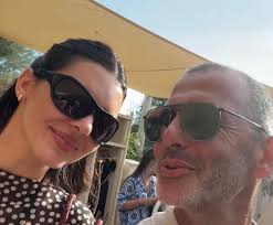 Kendall Jenner com um admirador em um restaurante em Saint-Tropez, na  França, hoje